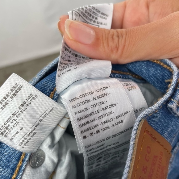 NWT 501 High Rise Distressed Straight Jean in Athens Crown Size 32 x 30 - Picture 8 of 9